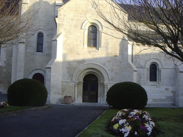 Entrée de l'église sur la place de la République - Aigrefeuille-d'Aunis