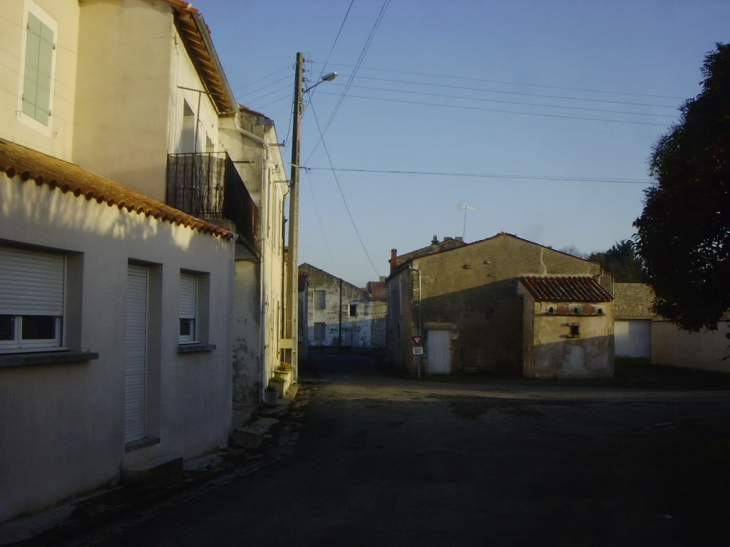 Rue des Bouchers en allant vers la place des Bouchers - Aigrefeuille-d'Aunis