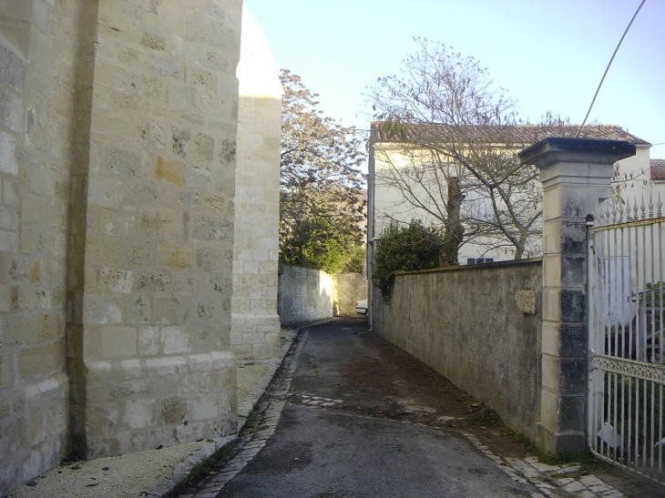 Ruelle a droite sur le coté de l'église - Aigrefeuille-d'Aunis