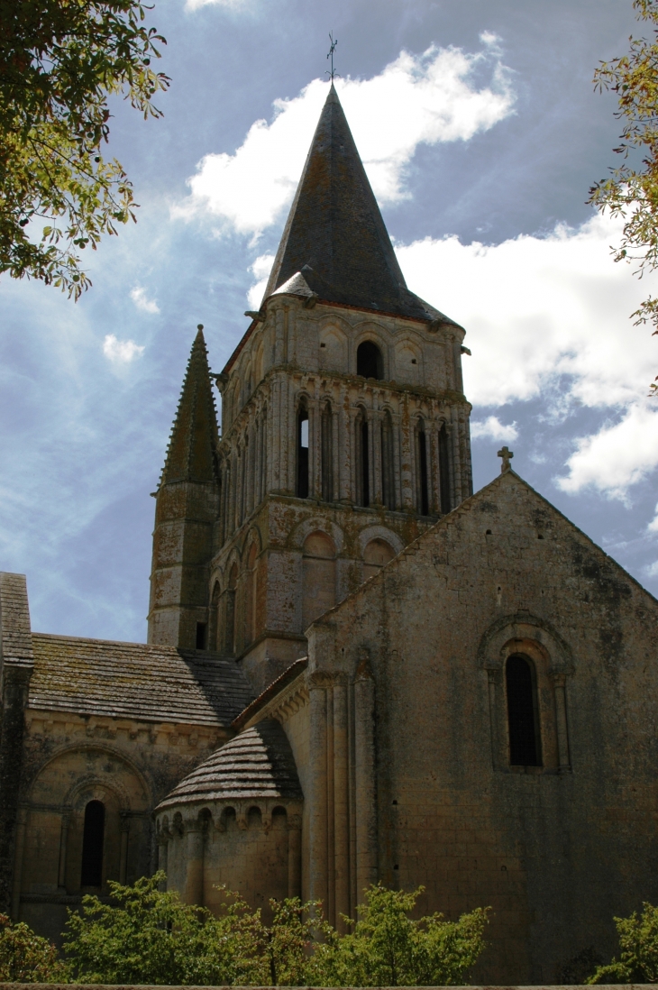 L'église ST Pierre romane exceptionnelle - Aulnay