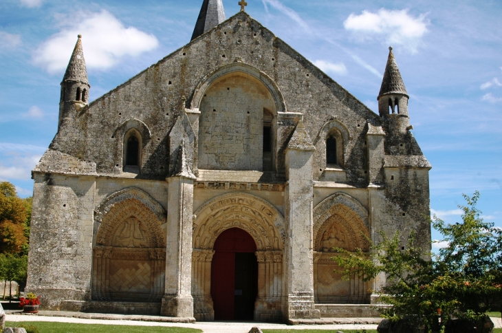 Facade de l'église ST Pierre - Aulnay