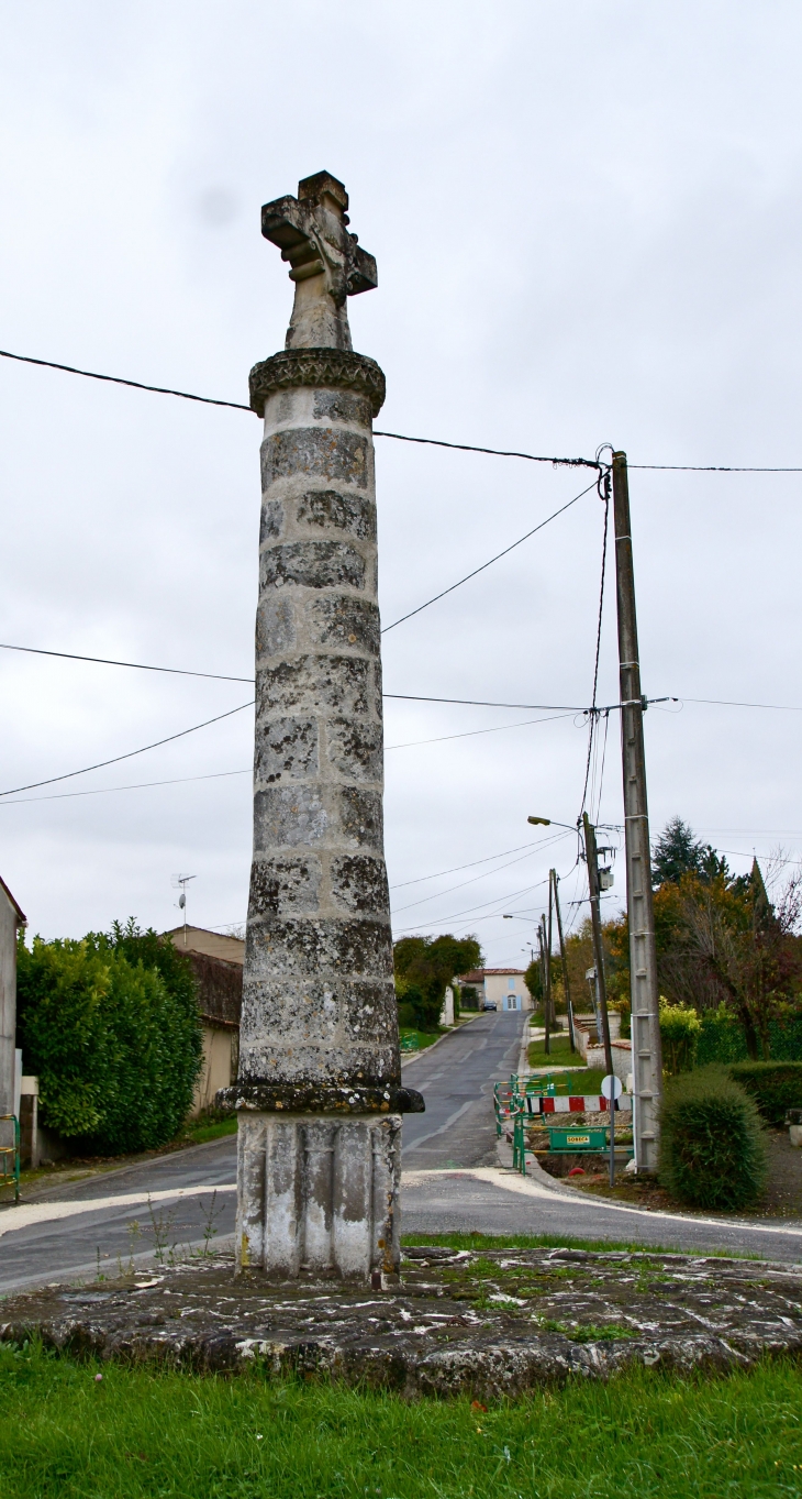 A l'entrée du Village. - Avy