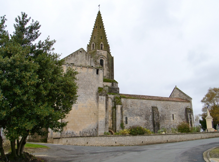 Eglise Notre-Dame du XIIe siècle. Façade Nord. - Avy