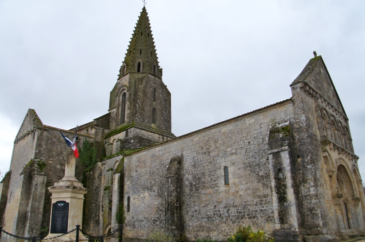 Eglise Notre-Dame du XIIe siècle. - Avy