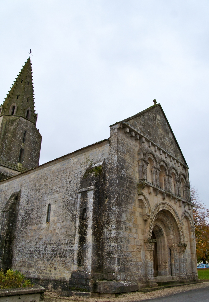 Eglise Notre-Dame du XIIe siècle. - Avy