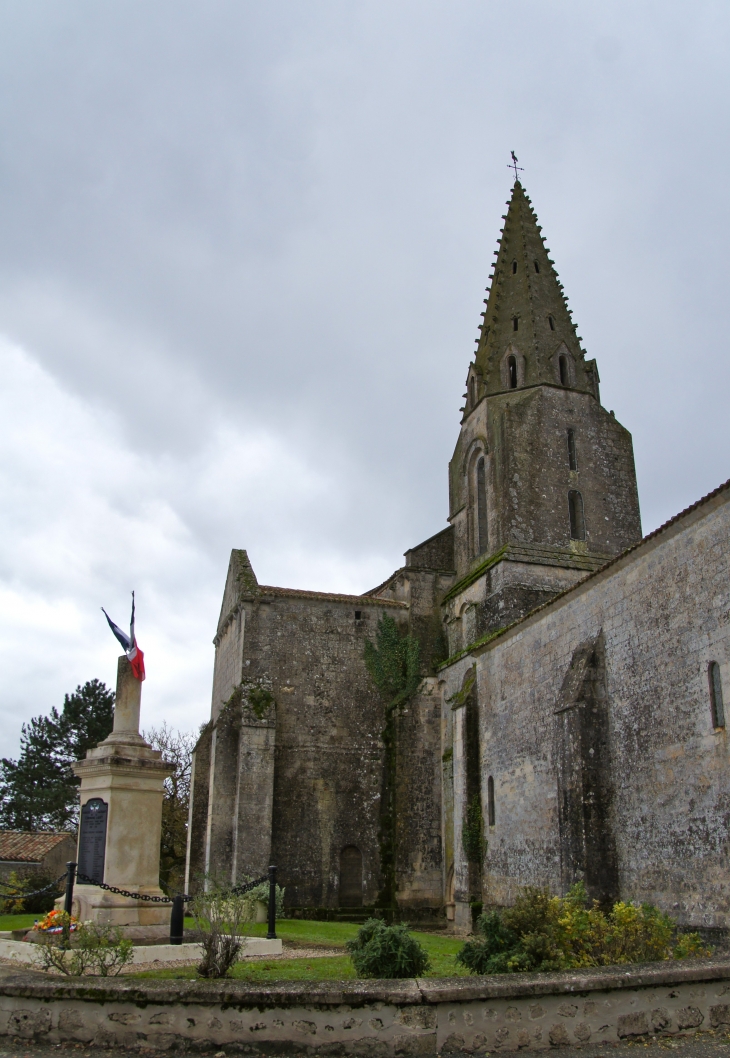 Eglise Notre-Dame du XIIe siècle et le Monument aux Morts. - Avy