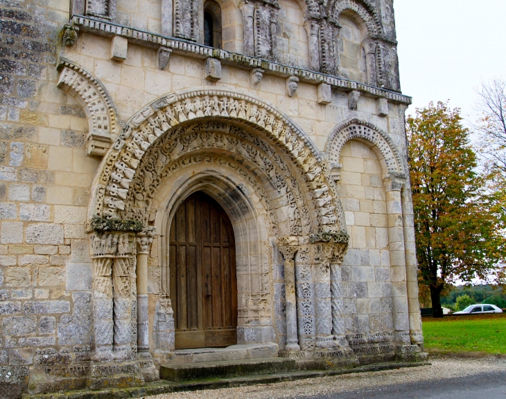 Le portail de l'église Notre-Dame. - Avy