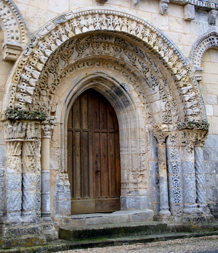 Le portail de l'église Notre-Dame. - Avy