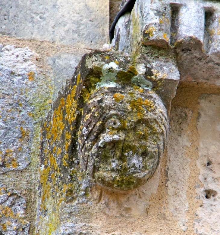 Modillon de la corniche du portail de l'église Notre Dame. - Avy