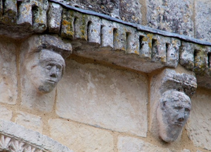 Modillons de la corniche du portail de l'Eglise Notre Dame. - Avy