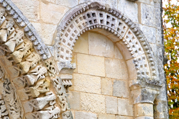 Détail : façade occidentale de l'église Notre Dame. - Avy