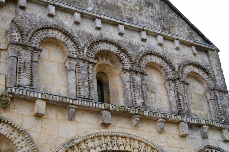 Détail : façade occidentale de l'église Notre Dame. - Avy