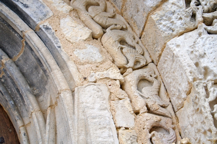 Détail des voussures du portail de l'église Notre Dame. - Avy