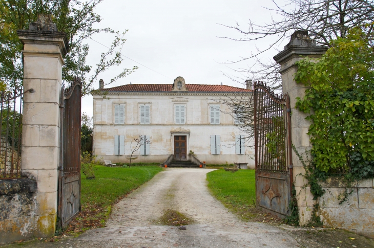 Maison bourgeoise du village. - Avy