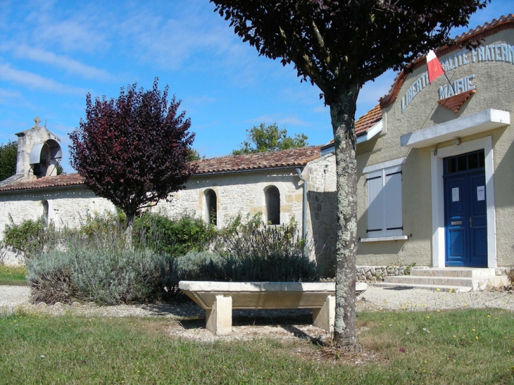 La Mairie et l'Eglise sont côte à côte dans un même jardin public - Bercloux