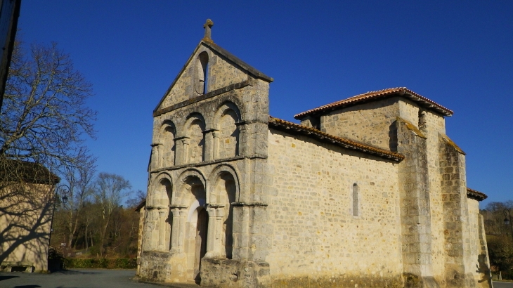 L'église XIIème (IMH) et sa façade saintongeaise. - Boresse-et-Martron