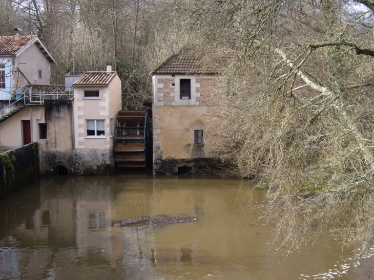 Moulin à aube sur le Lary. - Cercoux