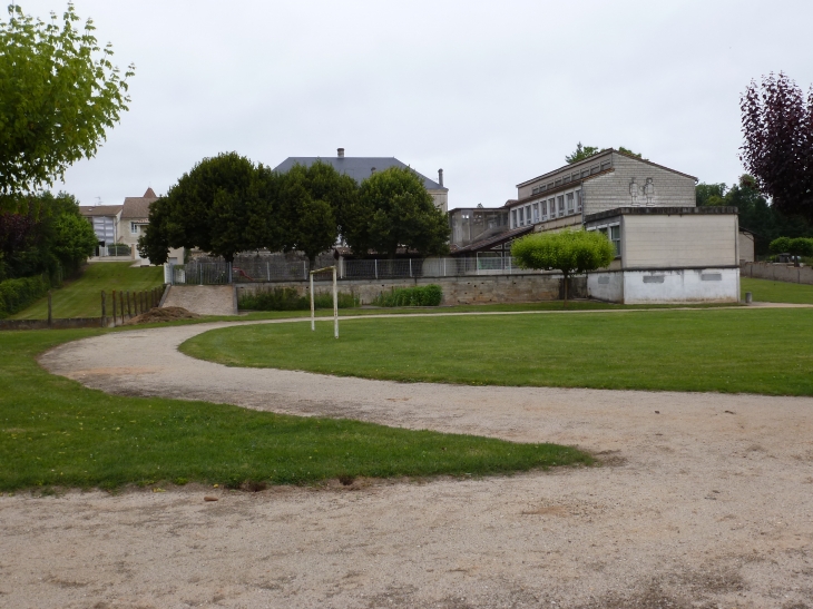 Le petit stade de l'école ! que de souvenirs pour les enfants du village - Cercoux