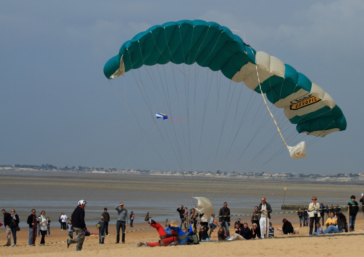 Arrivée de l'animateur du festival du cerf volant et du vent - Châtelaillon-Plage