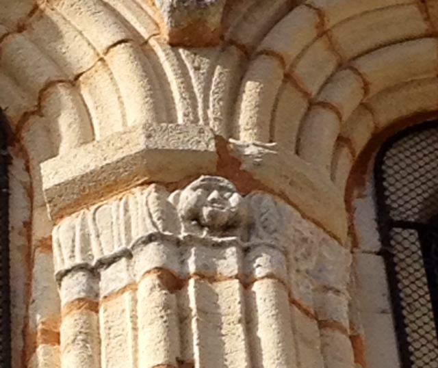 Modillon sculpté de l'église. - Chepniers