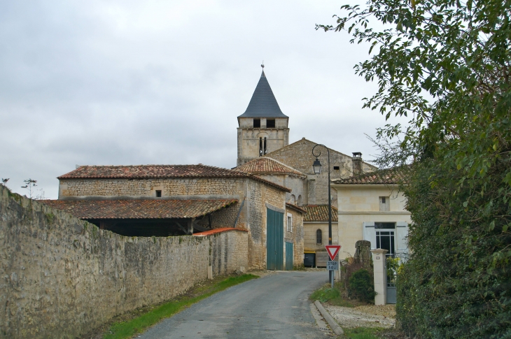 Une entrée du village. - Clion