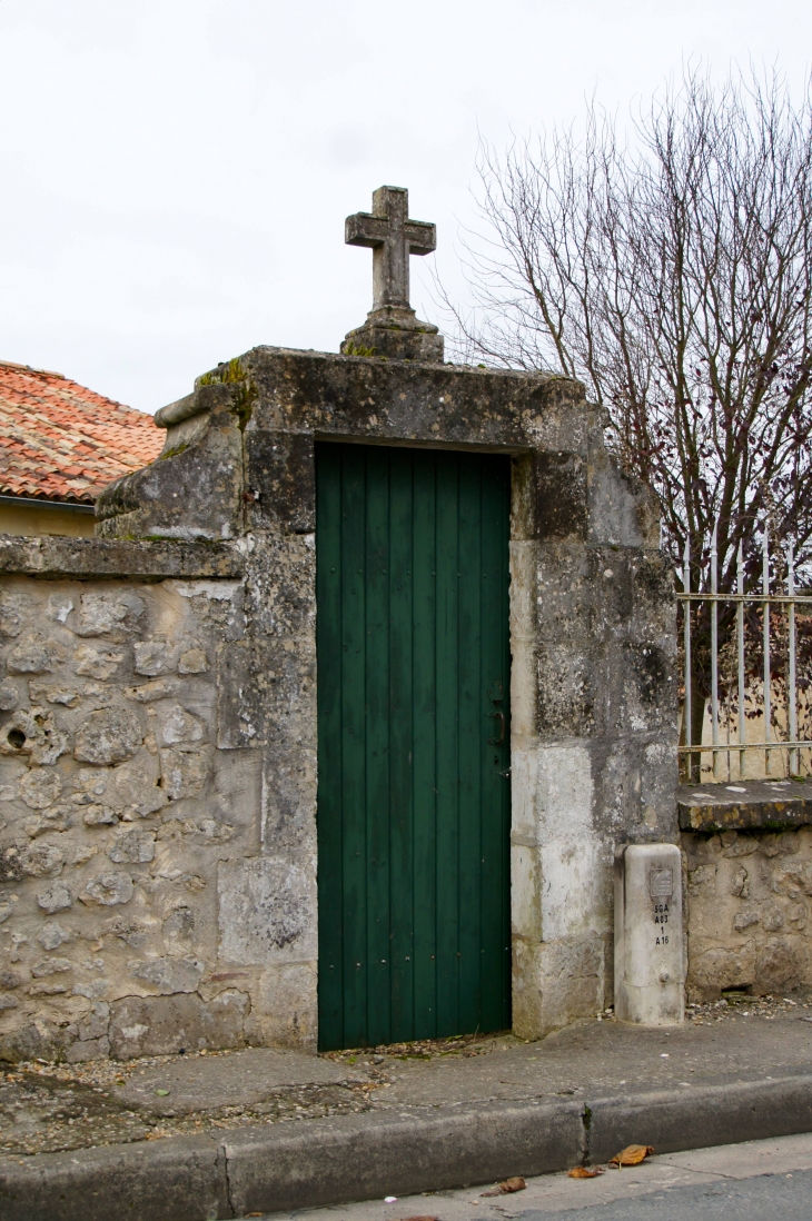 L'entrée du presbytère. - Clion