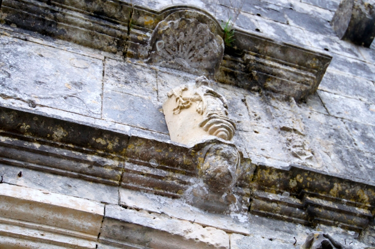 Sculture au dessus du portail  - Eglise Saint André. - Clion