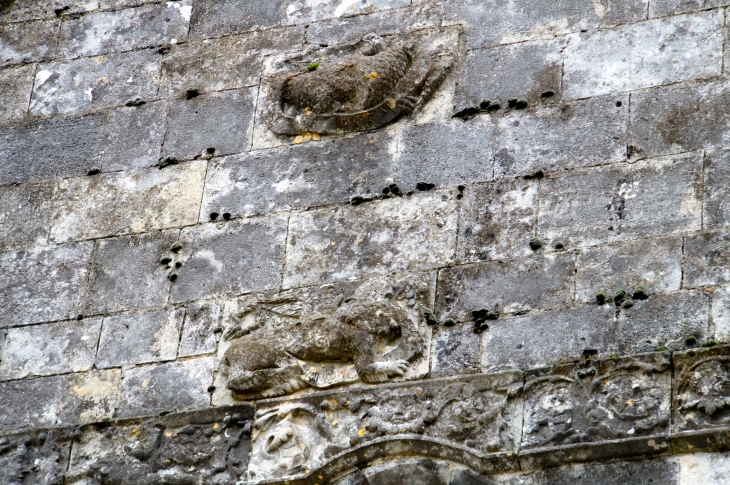 Sculptures-au-dessus-du-portail-eglise-saint-andre - Clion