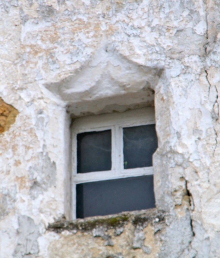 Linteau sculpté d'une ancienne maison du village, près de l'église Saint André. - Clion