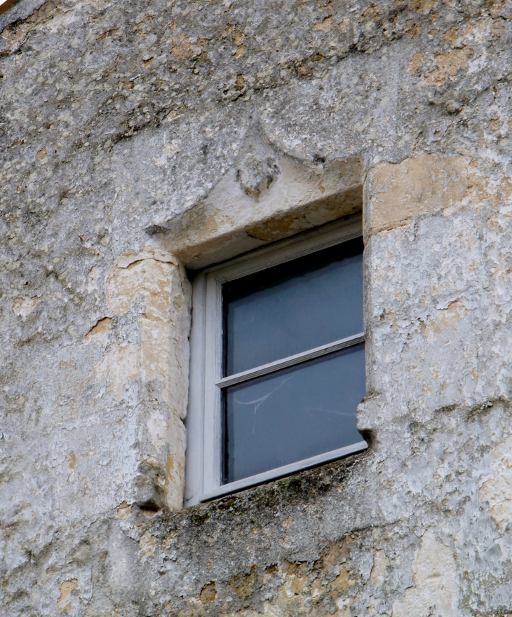 Linteau sculpté d'une ancienne maison du village, près de l'église Saint André. - Clion