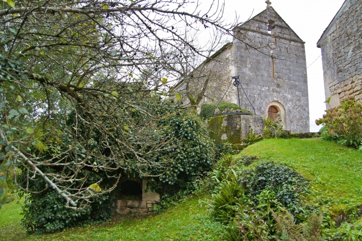 Le Four, le puits et la Chapelle Saint Paul. - Clion