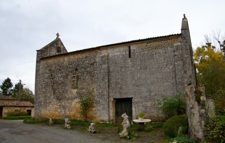 Façade sud de la chapelle Saint Louis du XIIe siècle. - Clion