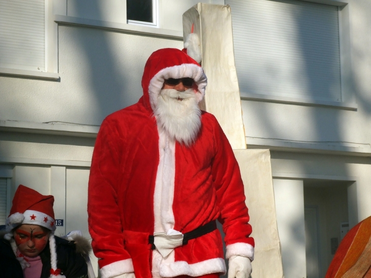 Parade de Noel Pere Noel - Cozes