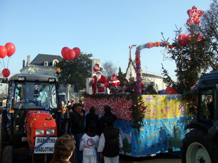 Parade de Noel La Voiture de pere Noel - Cozes