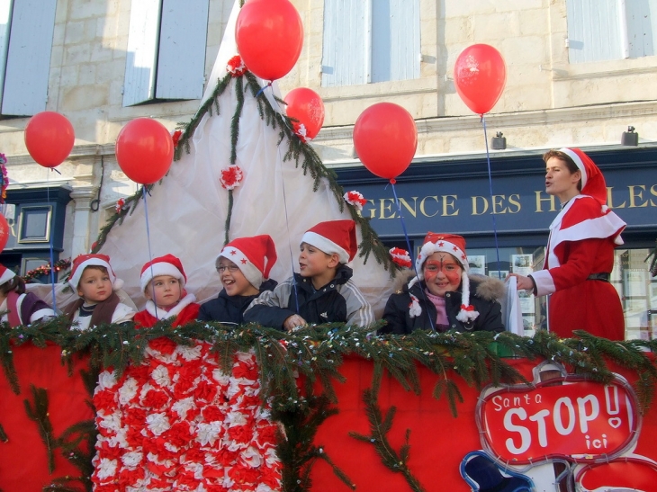 Parade de Noel les enfants pere Noel - Cozes