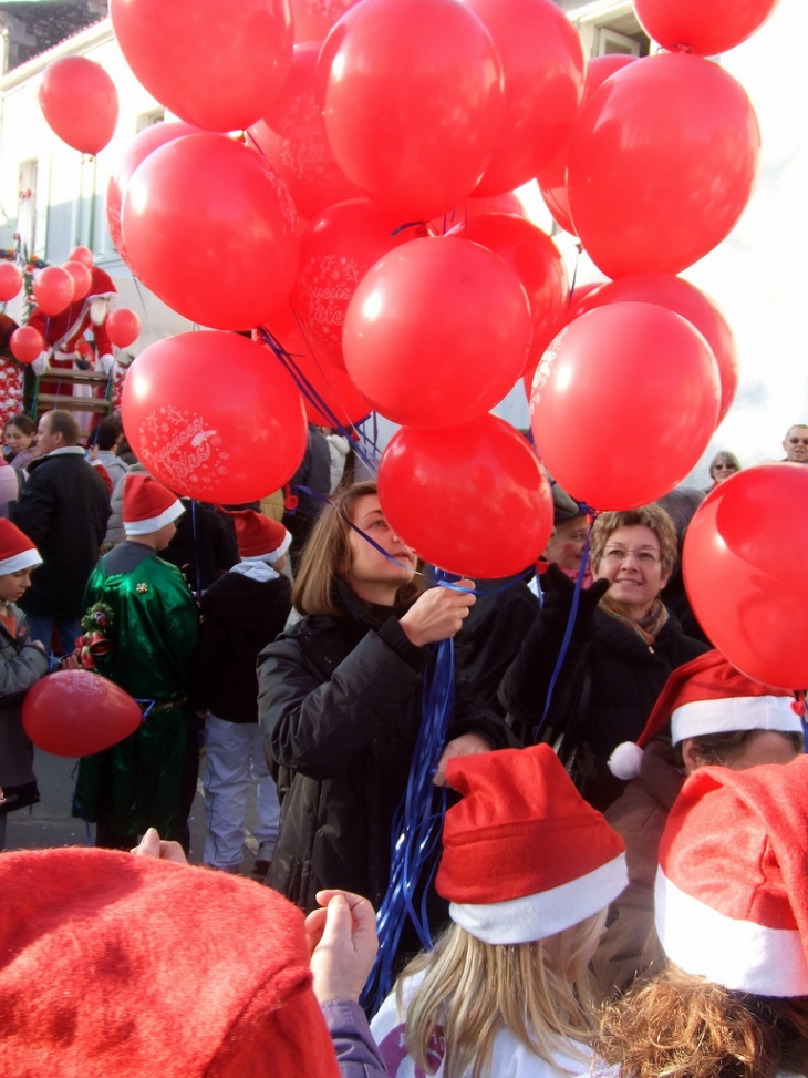 Parade de Noel Les Ballons - Cozes