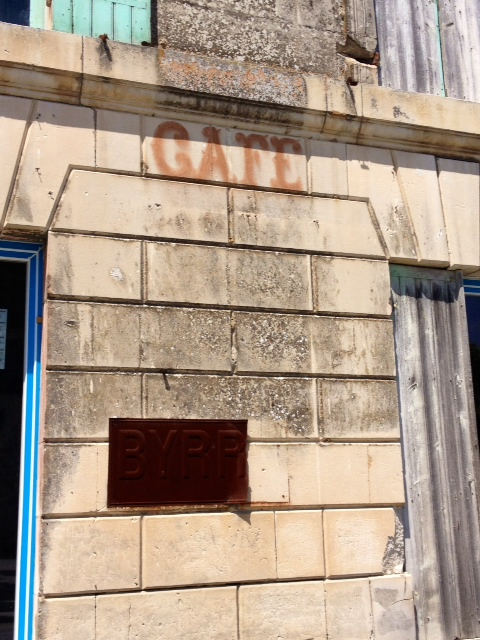 Ancienne enseigne d'un café. - Épargnes