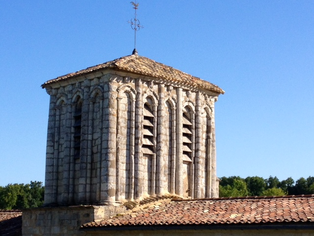 Le clocher carré à arcatures de l'église. - Floirac