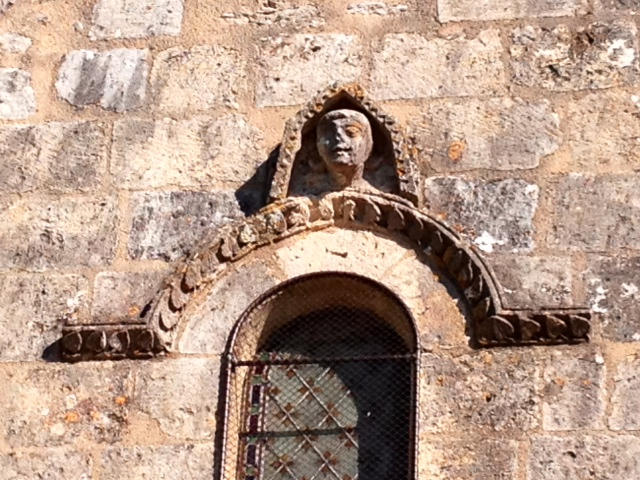 Décor au dessus du portail de l'église. - Floirac