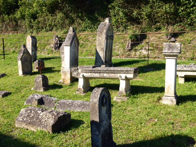 Curieuses tombes du cimetière autour de l'église. - Floirac