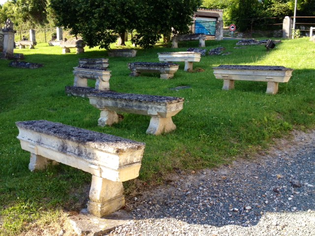 Curieuses tombes du cimetière autour de l'église. - Floirac