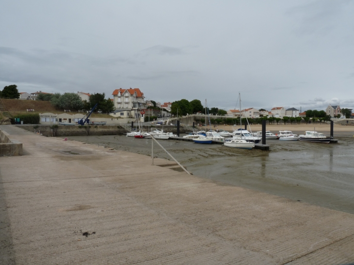 Le port à marée basse                         - Crédit: dch - Fouras