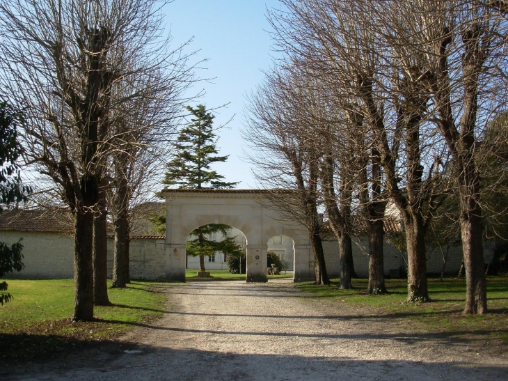 Un des derniers porche de Charente Maritime en l'état!!! - Jarnac-Champagne