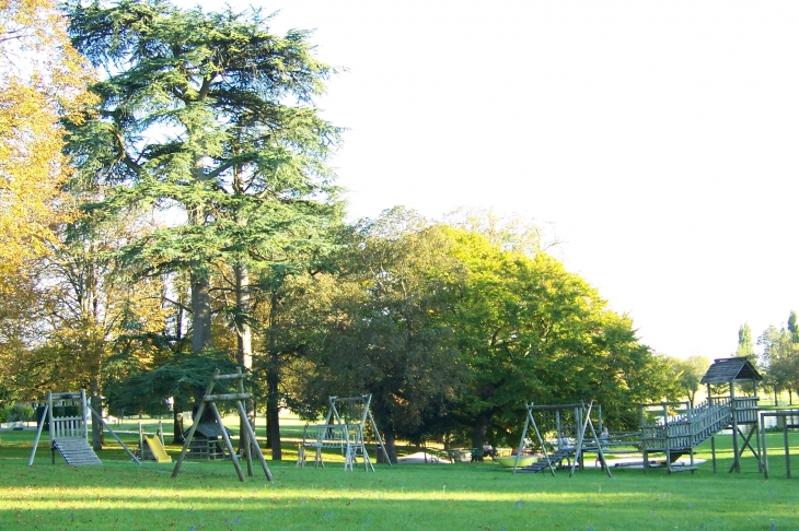 Des jeux pour enfants parc Barabeau - Jarnac-Champagne