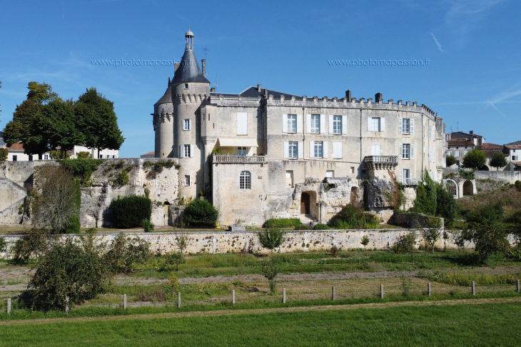 Château de Jonzac en Charente-Maritime (17) - Région Nouvelle-Aquitaine