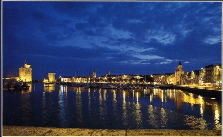 Le Vieux port gardé par ses deux célèbres Tours (XIV°) : La Tour St-Nisolas, la plus imposante, et la Tour de la Chaîne. (carte postale de 1990) - La Rochelle