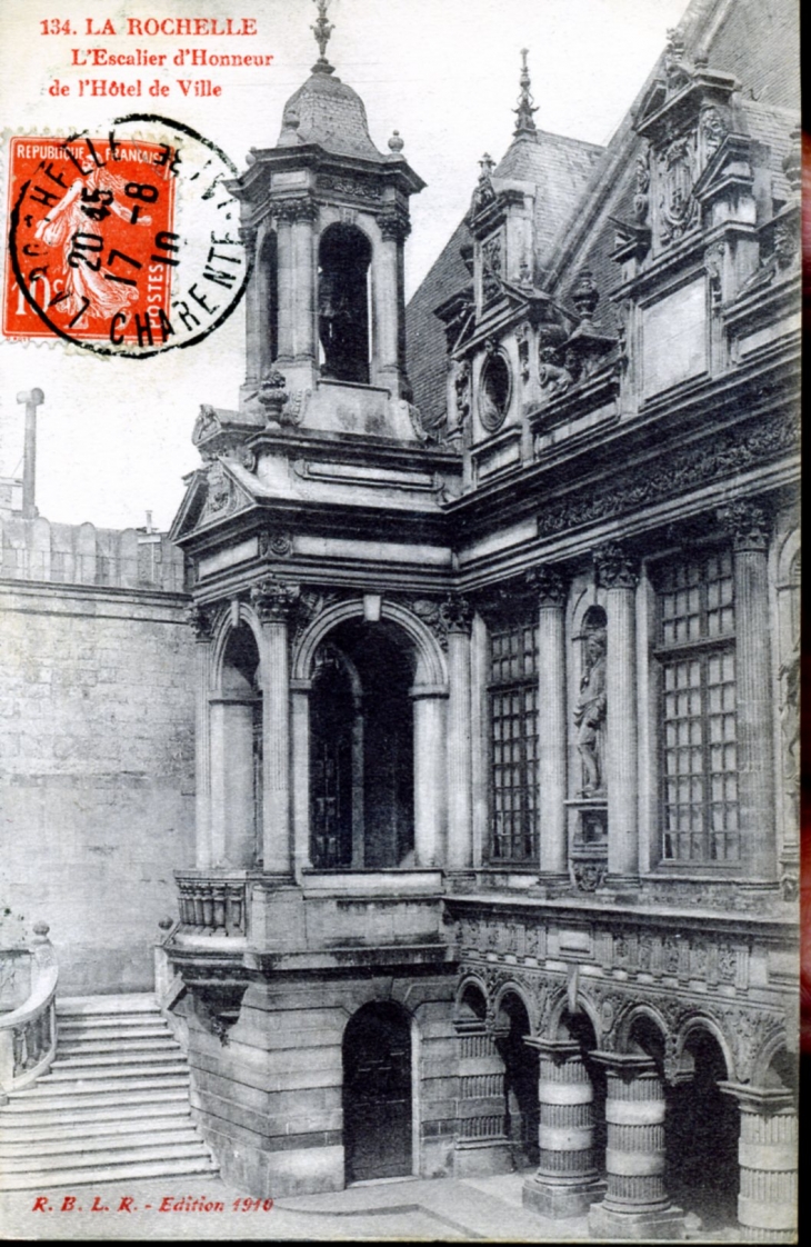 L'escalier d'honneur de l'Hôtel de Ville, vers1910 (carte postale ancienne). - La Rochelle