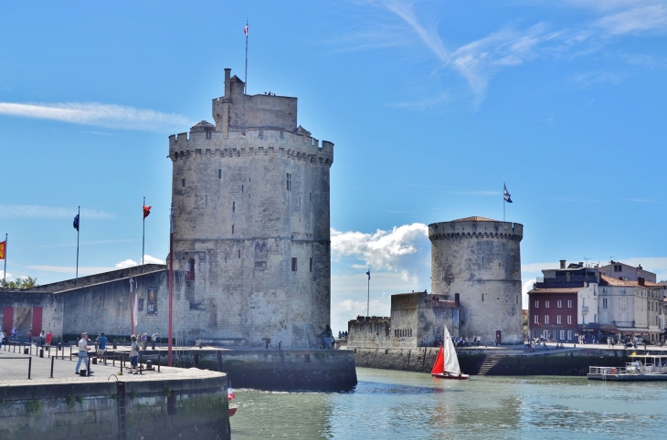Photo à La Rochelle (17000)  Entée du Port  La Rochelle, 216571