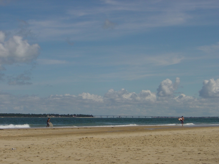 Depuis la plage de l'embellie: le pont de l'le d'Oléron - La Tremblade