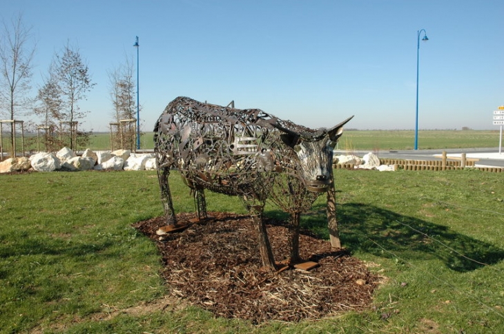 Rond-point nord sculpture vache - Le Gué-d'Alleré